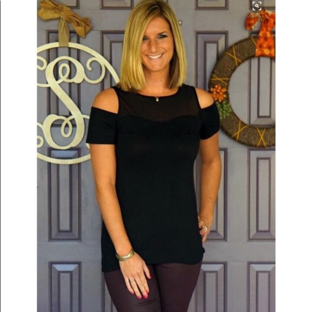 Lovapella cold shoulder knit top, M